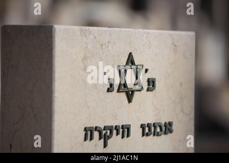 Stella di David su una lapide al cimitero ebraico di Trumpeldor a Tel Aviv, Israele. Foto Stock