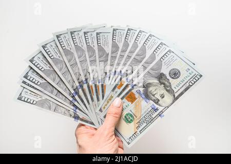 Mani che detengono 100 dollari bollette. Primo piano. Concept pagamenti risparmio di denaro, acquisto, guadagni, investimenti. Foto Stock