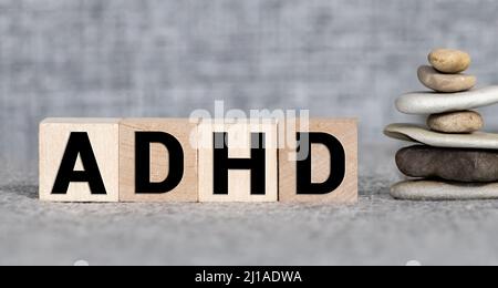 Abbreviazione di ADHD su blocchi di legno. L' ADHD è disturbo da deficit di attenzione e iperattività. Close up. Vignetta. Foto Stock