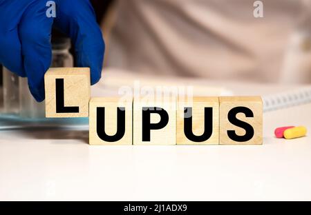 Blocco di legno formano la parola lupus. Concetto medico. Foto Stock