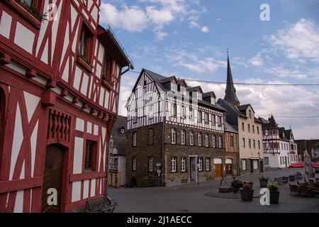 Rhens, Germania 20 marzo 2022, la città vecchia di Rhens con belle case a graticcio Foto Stock