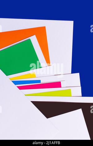 sfondo geometrico astratto con fogli di carta multicolore su blu Foto Stock