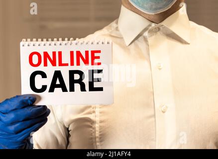 Disegno a mano cura on line iscrizione con gesso bianco sulla lavagna, concetto medico Foto Stock