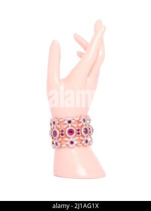 Zaffiro rubino con bracciale zircone bianco su manichino in plastica femmina mano. Collezione di accessori per gemme naturali. Foto studio Foto Stock