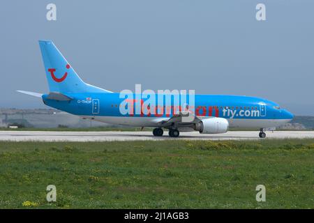 Thomsonfly (Thomson Airways) Boeing 737-3U3 (REG: G-THOP) pista di ritorno 32 per il decollo Foto Stock