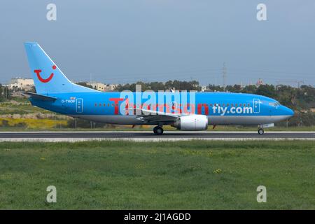 Thomsonfly (Thomson Airways) Boeing 737-3U3 (REG: G-THOP) pista di ritorno 32 per il decollo Foto Stock