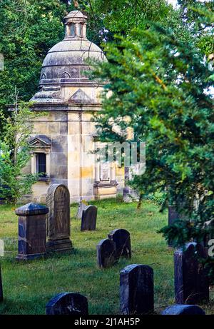 Braunschweig, Germania, 27 agosto 2020: Cappella e lapidi presso lo storico cimitero ebraico di Braunschweig, Germania Foto Stock