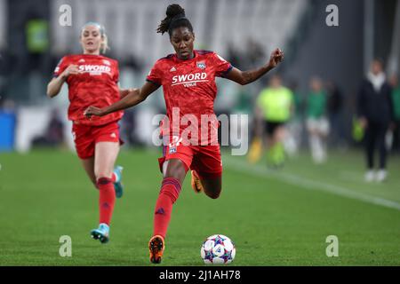 Torino, Italia. 23rd Mar 2022. Kadeisha Buchanan dell'Olympique Lyon controlla la palla durante la UEFA Champions League Women's Quarter-final, prima tappa tra Juventus FC e Olympique Lyon allo Stadio Allianz il 23 marzo 2022 a Torino. Credit: Marco Canoniero/Alamy Live News Foto Stock