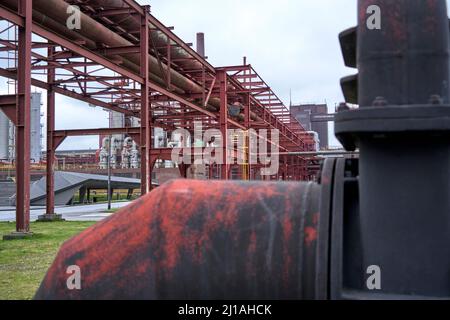 Essen, Germania, 8 febbraio 2022: Tubazioni e trasportatori sul sito di uno storico impianto di coking fuori servizio Foto Stock