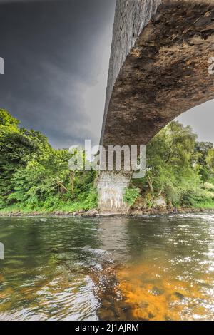 Vista sul fiume Spey da sotto l'Old Spey Bridge Foto Stock