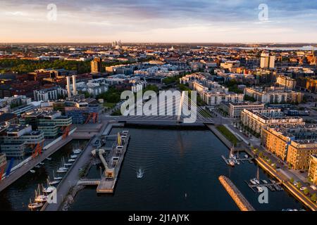 Vista aerea del drone della zona di Ruoholahti, estate, tramonto nella città di Helsinki Foto Stock