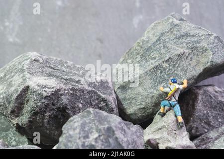 Arrampicatori in azione, sport estremo in montagna Foto Stock