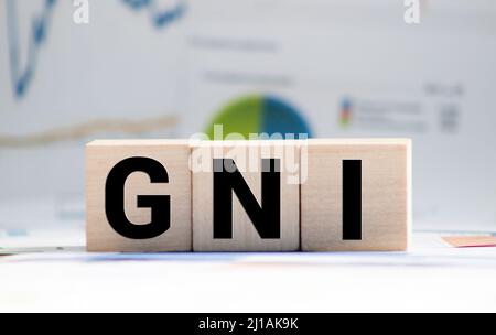 Blocchi di legno con la parola rnl e freccia verso l'alto. Il reddito nazionale lordo è la somma di una nazione è il prodotto interno lordo e il reddito netto che riceve fro Foto Stock