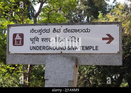 Cartello turistico isolato di fronte al tempio sotterraneo Siva in Hampi: Hampi, Karnataka, India-Febbraio 01,2022 Foto Stock