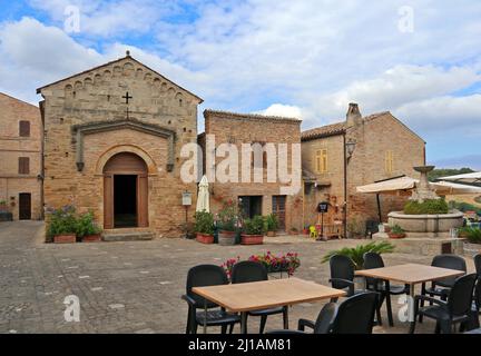 Torre di Palme. Piccola piazza Chiesa di San Giovanni Battista. Foto Stock