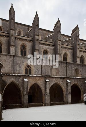 Frankr Saint-Maximin-la-Sainte-Baume Basilika Sainte-Madelaine 60147 Nordseite des Langhauses vom Kreuzganghof gesehen Ausschnitt Foto Stock