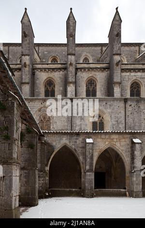 Frankr Saint-Maximin-la-Sainte-Baume Basilika Sainte-Madelaine 60148 Nordseite des Langhauses vom Kreuzganghof gesehen Foto Stock