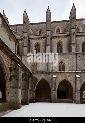 Frankr Saint-Maximin-la-Sainte-Baume Basilika Sainte-Madelaine 60149 Nordseite des Langhauses vom Kreuzganghof gesehen Ausschnitt Foto Stock