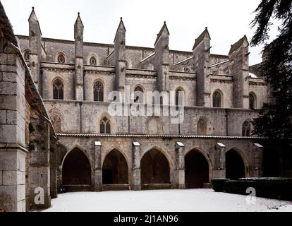 Frankr Saint-Maximin-la-Sainte-Baume Basilika Sainte-Madelaine 60152 Nordseite des Langhauses vom Kreuzganghof gesehen Foto Stock