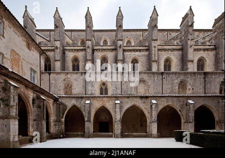 Frankr Saint-Maximin-la-Sainte-Baume Basilika Sainte-Madelaine 60154 Nordseite des Langhauses vom Kreuzganghof gesehen Foto Stock