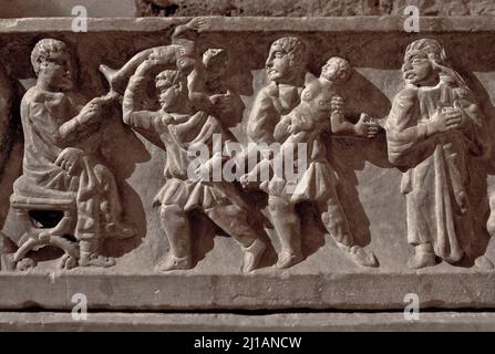 Frankr Saint-Maximin-la-Sainte-Baume Basilika Sainte-Madeleine 60132 Krypta gallorömischer Sarkophag mit frühchristlichen rilievi Ausschnitt Foto Stock