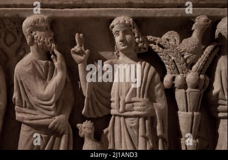 Frankr Saint-Maximin-la-Sainte-Baume Basilika Sainte-Madeleine 60110 Krypta gallorömischer Sarkophag mit frühchristlichen rilievi Ausschnitt Foto Stock