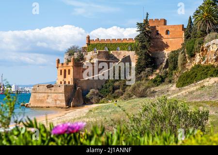 Litorale con spiaggia sabbiosa e il castello di Sao Joao a Ferragudo, Algarve, Portogallo Foto Stock