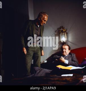 Der Alte, ZDF Krimiserie, Deutschland, 1980, Folge: Morddrohung, Szene: Anton Diffring und Siegfried Lowitz. Der Alte, serie di crimini televisivi, Germania, 1980, episodio: Morddrohung, Scena: Anton Diffring e Siegfried Lowitz Foto Stock