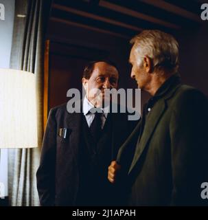 Der Alte, ZDF Krimiserie, Deutschland, 1980, Folge: Morddrohung, Szene: Siegfried Lowitz und Anton Diffring. Der Alte, serie di crimini televisivi, Germania, 1980, episodio: Morddrohung, Scena: Siegfried Lowitz e Anton Diffring Foto Stock