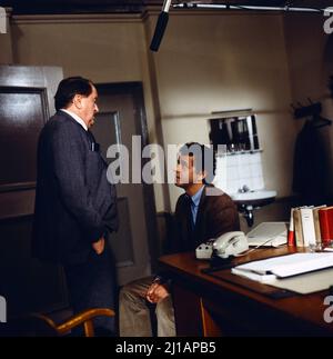 Der Alte, ZDF Krimiserie, Deutschland, 1980, Folge: Morddrohung, Szene: Siegfried Lowitz und Michael Ande. Der Alte, serie di crimini televisivi, Germania, 1980, episodio: Morddrohung, Scena: Siegfried Lowitz e Michael Ande Foto Stock