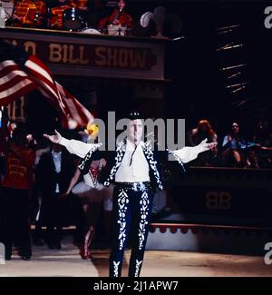 Erkennen Sie die Melodie, ZDF Quizsendung, Kandidaten raten Lieder und Melodien aus Oper, Operette und Musical, 1974, im Bild: Szene aus der Buffalo Bill Show. Erkennen Sie die Melodie, quiz show TV, candidati Guess canzoni e melodie da opera, operetta e musical, 1974, sulla foto: Scena dal Buffalo Bill Show Foto Stock