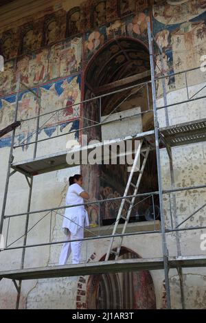 Restauratorin bei der Arbeit an den Fresken, Vatra Moldovitei, Romania, Das Kloster Moldovita, Manastirea Moldovita, ist ein rumänisch-ortodosses Frau Foto Stock