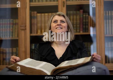 Edimburgo. Scozia. REGNO UNITO. 24th marzo 2022. La Biblioteca Nazionale di Scozia mostra in casi come Timothy PontÕs carte rivoluzionarie, effetti del pioniere Isobel Wylie Hutchison, Charles DarwinÕs sull'origine della specie, una lettera di Ludwig van Beethoven, ScotlandÕs prime stampanti Chepman & Myllar, una Bibbia Gutenberg completa, prime edizioni internazionali di Harry Potter, E Robert BurnsÕs AE Fond Kiss. Nuova mostra chiamata: Tesori della Biblioteca Nazionale di Scozia. Credit: Pako Mera/Alamy Live News Foto Stock