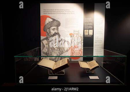 Edimburgo. Scozia, Regno Unito. 24th Mar 2022. La Biblioteca Nazionale di Scozia mostra in casi come Timothy PontÕs carte rivoluzionarie, effetti del pioniere Isobel Wylie Hutchison, Charles DarwinÕs sull'origine della specie, una lettera di Ludwig van Beethoven, ScotlandÕs prime stampanti Chepman & Myllar, una Bibbia Gutenberg completa, prime edizioni internazionali di Harry Potter, E Robert BurnsÕs AE Fond Kiss. Nuova mostra chiamata: Tesori della Biblioteca Nazionale di Scozia. Nella foto: Mostra la Bibbia di Gutenberg sulla mostra. Credit: Pako Mera/Alamy Live News Foto Stock