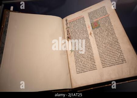Edimburgo. Scozia, Regno Unito. 24th Mar 2022. La Biblioteca Nazionale di Scozia mostra in casi come Timothy PontÕs carte rivoluzionarie, effetti del pioniere Isobel Wylie Hutchison, Charles DarwinÕs sull'origine della specie, una lettera di Ludwig van Beethoven, ScotlandÕs prime stampanti Chepman & Myllar, una Bibbia Gutenberg completa, prime edizioni internazionali di Harry Potter, E Robert BurnsÕs AE Fond Kiss. Nuova mostra chiamata: Tesori della Biblioteca Nazionale di Scozia. Nella foto: La Bibbia di Gutenberg. Credit: Pako Mera/Alamy Live News Foto Stock