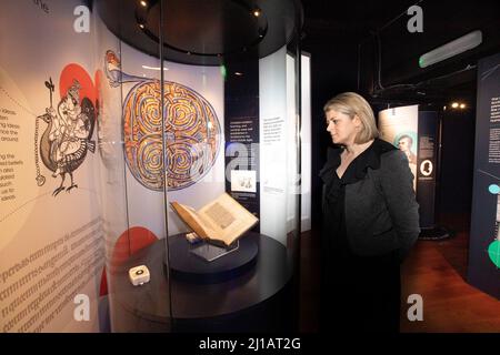 Edimburgo. Scozia. REGNO UNITO. 24th marzo 2022. La Biblioteca Nazionale di Scozia mostra in casi come Timothy PontÕs carte rivoluzionarie, effetti del pioniere Isobel Wylie Hutchison, Charles DarwinÕs sull'origine della specie, una lettera di Ludwig van Beethoven, ScotlandÕs prime stampanti Chepman & Myllar, una Bibbia Gutenberg completa, prime edizioni internazionali di Harry Potter, E Robert BurnsÕs AE Fond Kiss. Nuova mostra chiamata: Tesori della Biblioteca Nazionale di Scozia. Credit: Pako Mera/Alamy Live News Foto Stock