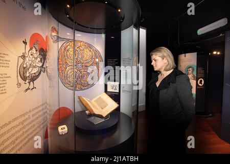 Edimburgo. Scozia. REGNO UNITO. 24th marzo 2022. La Biblioteca Nazionale di Scozia mostra in casi come Timothy PontÕs carte rivoluzionarie, effetti del pioniere Isobel Wylie Hutchison, Charles DarwinÕs sull'origine della specie, una lettera di Ludwig van Beethoven, ScotlandÕs prime stampanti Chepman & Myllar, una Bibbia Gutenberg completa, prime edizioni internazionali di Harry Potter, E Robert BurnsÕs AE Fond Kiss. Nuova mostra chiamata: Tesori della Biblioteca Nazionale di Scozia. Credit: Pako Mera/Alamy Live News Foto Stock