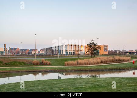 Bicester Shopping Park la mattina presto all'alba. Bicester, Oxfordshire, Inghilterra Foto Stock