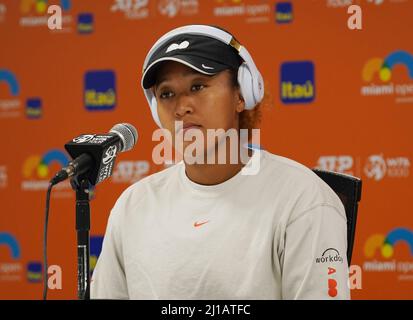 MIAMI GARDENS, Florida - 23 MARZO: Naomi Osaka parla ai media durante il Miami Open tenutosi all'Hard Rock Stadium il 23 marzo 2022 a Miami Gardens, Florida. Credito: mpi04/MediaPunch Foto Stock