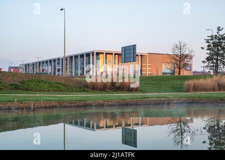 Bicester Shopping Park la mattina presto all'alba. Bicester, Oxfordshire, Inghilterra Foto Stock