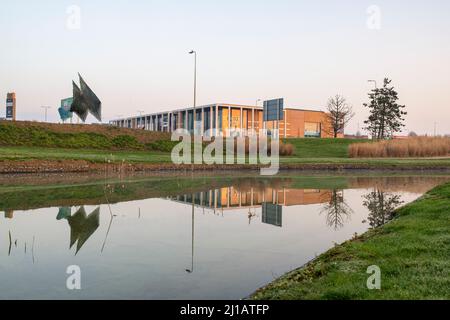 Bicester Shopping Park la mattina presto all'alba. Bicester, Oxfordshire, Inghilterra Foto Stock