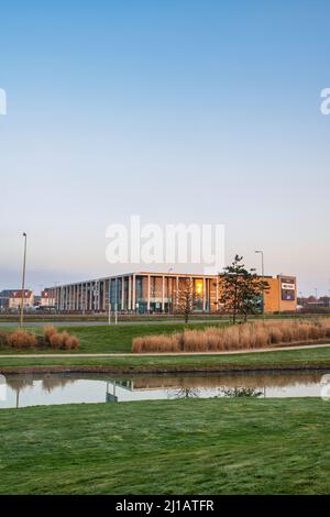 Bicester Shopping Park la mattina presto all'alba. Bicester, Oxfordshire, Inghilterra Foto Stock