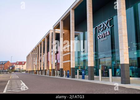 Bicester Shopping Park la mattina presto, appena prima dell'alba. Bicester, Oxfordshire, Inghilterra Foto Stock