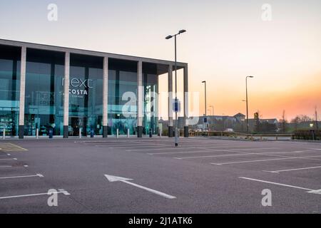 Bicester Shopping Park la mattina presto, poco prima dell'alba. Bicester, Oxfordshire, Inghilterra Foto Stock