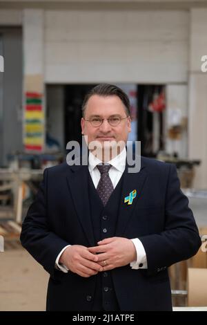 Sachsen, Germania. 24th Mar 2022. Tobias Wolff, direttore artistico dell'Opera di Lipsia, si trova nei laboratori della struttura di culto. Qui ha presentato i dettagli della stagione 2022/ 2023. Credit: dpa/dpa-Zentralbild/dpa/Alamy Live News Foto Stock