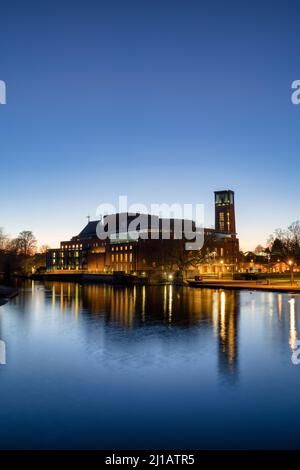 Royal Shakespeare Theatre riflettente nel fiume Avon al crepuscolo. Stratford Upon Avon, Warwickshire, Inghilterra Foto Stock