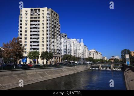 Wohnhäuser am Dambovita, in der Splaiul Independentei, Bucarest, Rumänien / case residenziali a Dambovita, in Splaiul Independentei, Bucarest, Ro Foto Stock