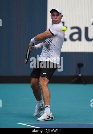 MIAMI GARDENS, Florida - 23 MARZO: Mackenzie McDonald Vs Dominik Koepfer durante il Miami Open tenutosi all'Hard Rock Stadium il 23 marzo 2022 a Miami Gardens, Florida. Credito: mpi04/MediaPunch Foto Stock