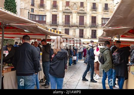 Barcellona, Spagna - 10 marzo 2022: Persone che acquistano al mercato di strada nel quartiere Gotico di Barcellona (Spagna). Foto Stock