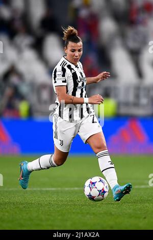 Torino, Italia. 23 marzo 2022. Arianna Caruso della Juventus FC in azione durante la partita finale di calcio della prima gamba della UEFA Women's Champions League tra la Juventus FC e l'Olympique Lyonnais. Credit: Nicolò campo/Alamy Live News Foto Stock